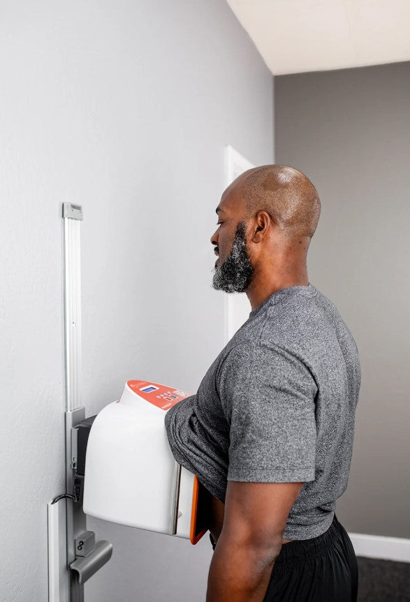 a man is using a light therapy machine on his abdomen